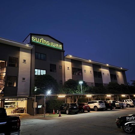 ホテル タナパット プレイス ブリーラム エクステリア 写真